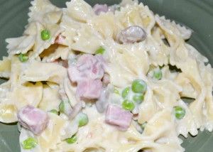 serving of alfredo ham and peas