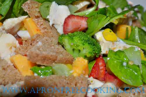 Spinach Salad with broccoli and strawberries