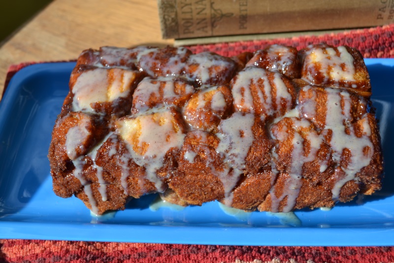 Pumpkin Spice Monkey Bread #PSL Pull Apart Bread on a blue plate and red towel.