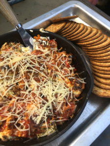 Pizza dip served with crackers